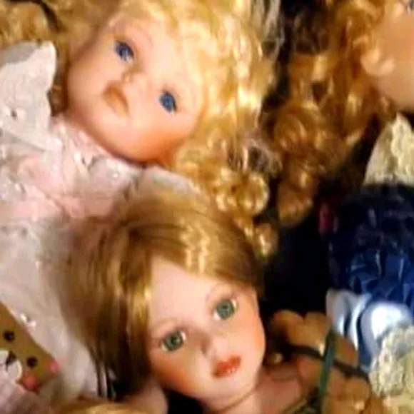 6 gorgeous porcelin dolls - Picture 7 of 7